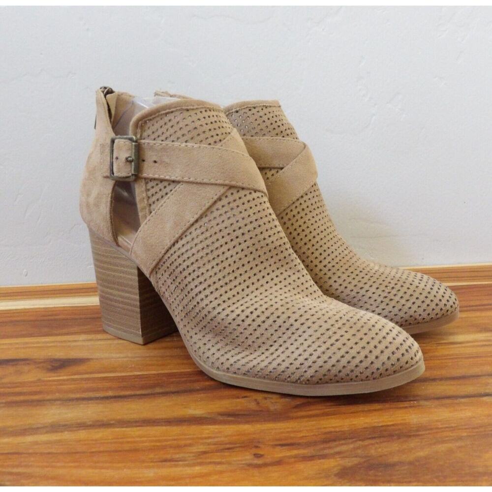 Heart in D Tan Chic Perforated Buckle High Block Heel Booties |‎ 7.5